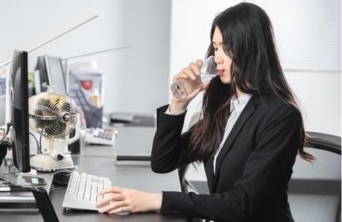 甲状腺|羊肉是甲状腺的发物吗?医生提醒:不止是羊肉,三种肉类也建议少碰