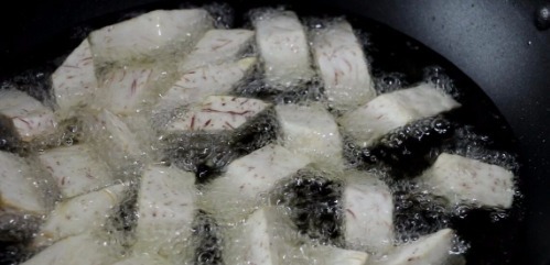香粉|芋头这样做最好吃,一炸二炒两步搞定,外皮酥脆,内里咸香粉糯