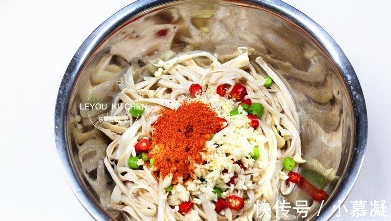 红绿辣椒|这道菜花了不到5元, 油也放得少, 却比肉还香