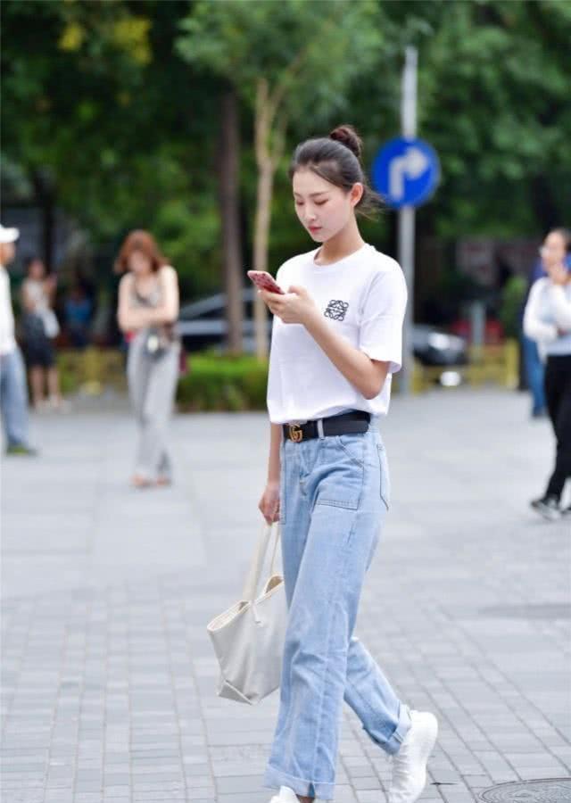 小姐姐 牛仔裤气质穿搭,应该就是下图小姐姐们的穿搭了吧