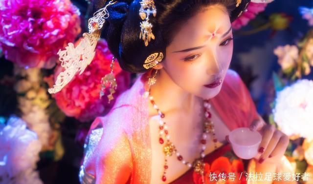 汉服!本以为明制汉服够美了,直到看见“贵妃风”,才知道何为雍容华贵