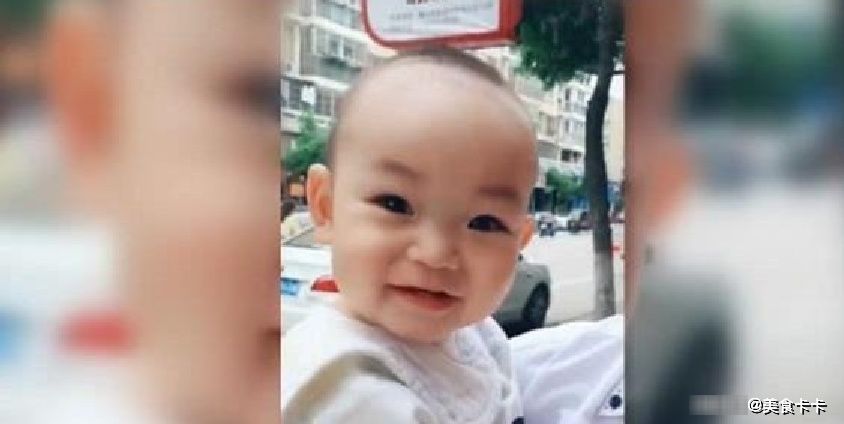 宝妈把宝宝送到爷爷家断奶，街上偶遇接下来宝宝的反应，太可爱