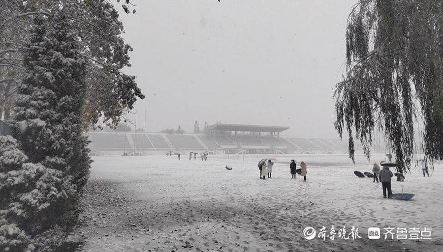 济南工程职业技术学院|暴风雪下的驻济大学生：校园里肆无忌惮滚雪球，那是我们的青春啊