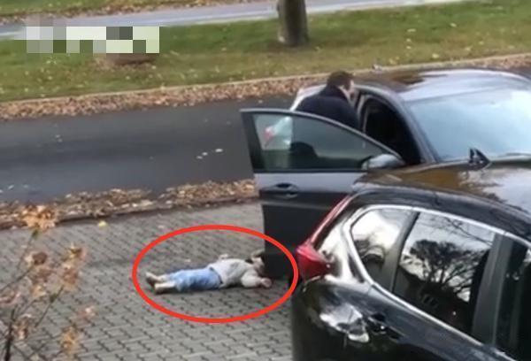 孩子|3岁女儿躺在地上不肯走，宝爸淡定处理获惊叹：上哪买来的孩子