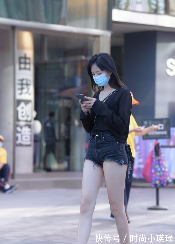 小姐姐 美女“磨砂”黑色上衣,展现出不一样的朦胧美