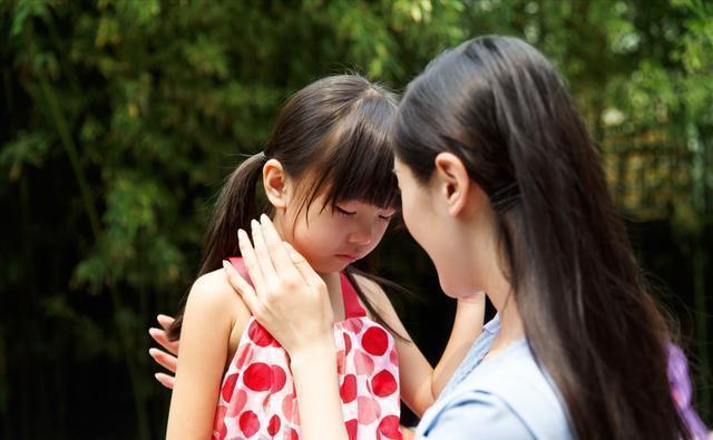 小恶魔|妈妈抱儿子出门,刚出小区就捂住孩子双眼,其他家长又学到一招