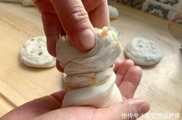 天冷,早餐女儿就爱这一口,外酥里软,一咬掉渣,顶饱又抗饿