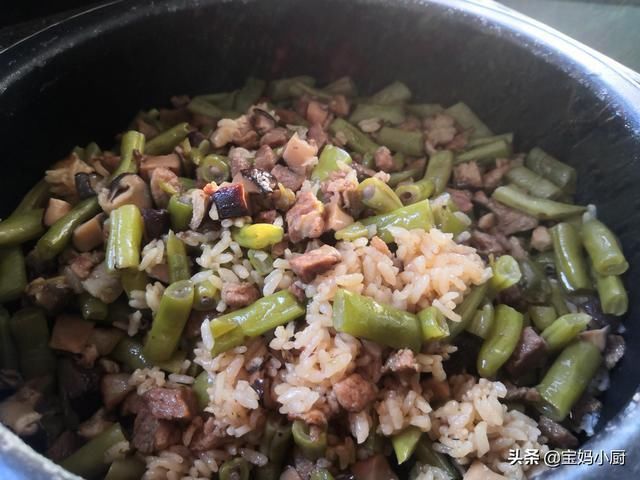焖饭|夏季厨房热，宝妈给家人做营养一锅出，有肉有菜有主食，太香了