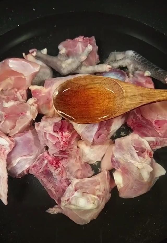 鸡肉|缅怀柴火烹制年代，忍不住回想童年时光，一道家常柴火鸡送给大家