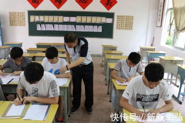 感谢信@“欧阳娜娜”字体火了,看上去稚嫩可爱,老师不建议学生模仿