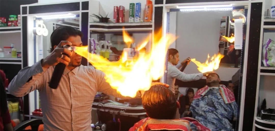 印度理发师用火来理发,大胆又冒险,网友:这种点子亏他们想得出