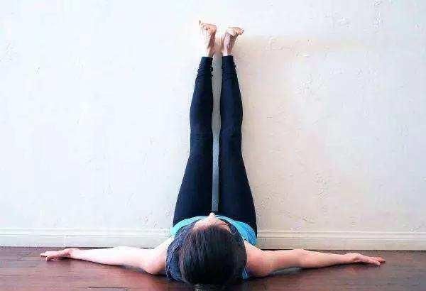 好处|睡觉前，靠墙抬腿会有什么好处坚持一段时间，或许会收获惊喜