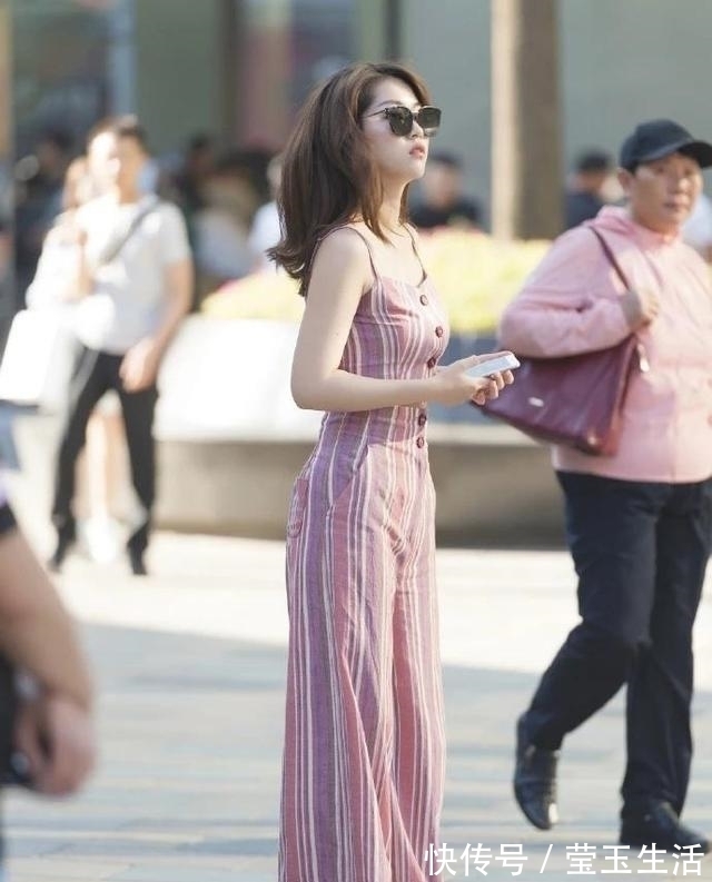 玄色 成熟女性穿出魅力与韵味,条纹套装配黑色墨镜,高贵优雅有女人味