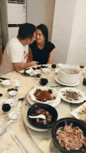 |搞笑GIF：美女是梦到什么了？谁知道劲什么大，晚上跪榴莲吧