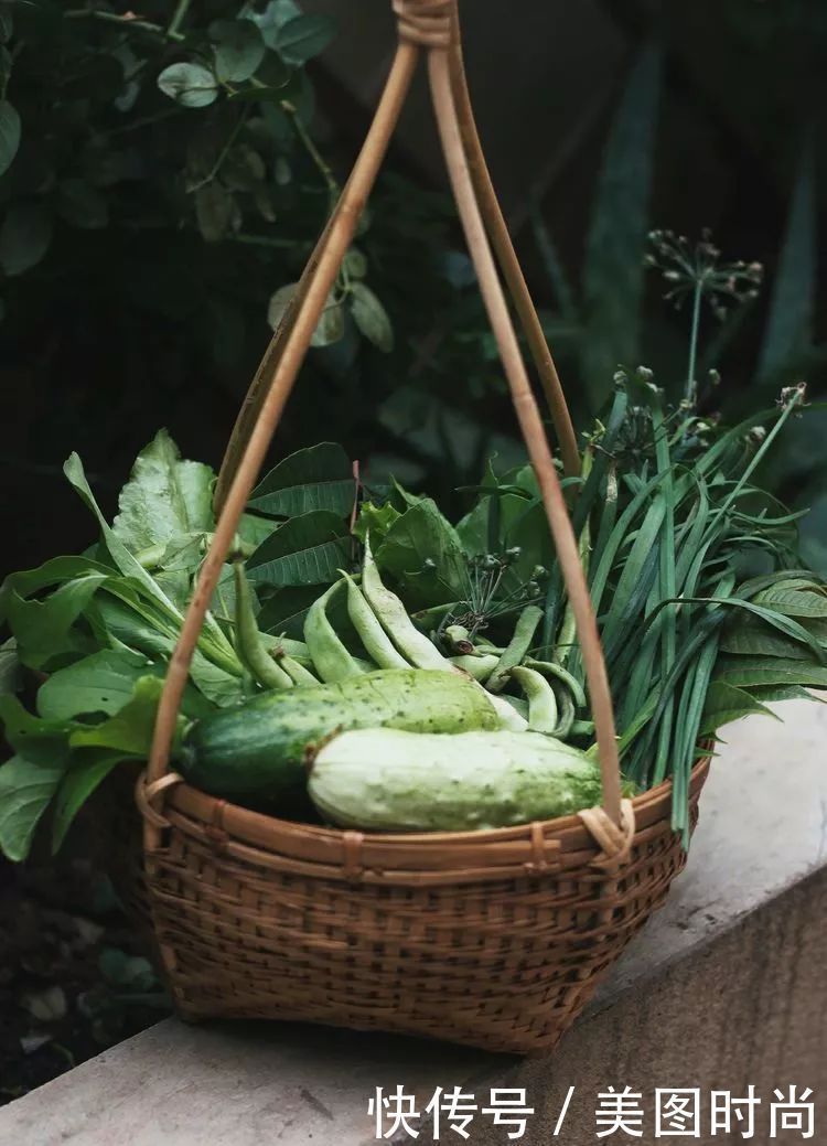130㎡大露台，花1年改造成“花草蔬果园”，体验屋顶上的田园生活