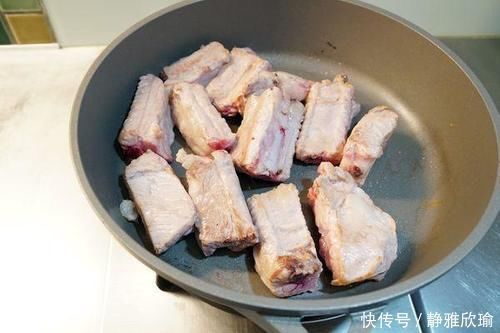 做排骨时,有人先焯水有人直接炖,老厨子全不对,教你正确做法