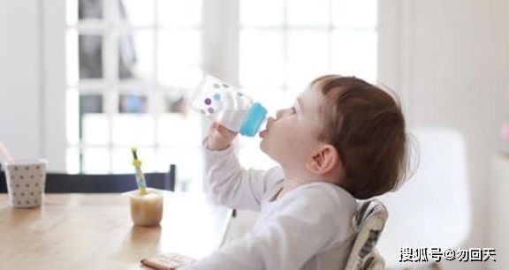 饮水|多喝水就一定好？这3个时间别逼孩子喝，不然会影响他们健康哦