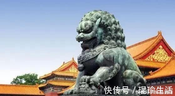 道光年间|故宫门前的石狮子，不要轻易靠近，老人劝游客不要拍