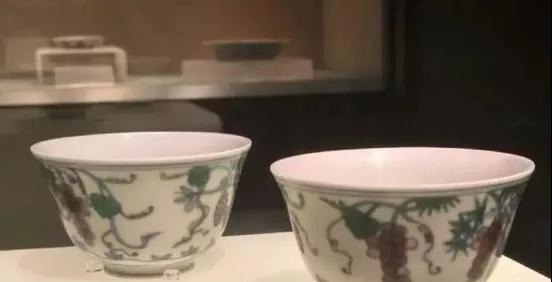 价值连城|7岁女童墓葬中出土的一对价值连城的成化斗彩葡萄纹杯!