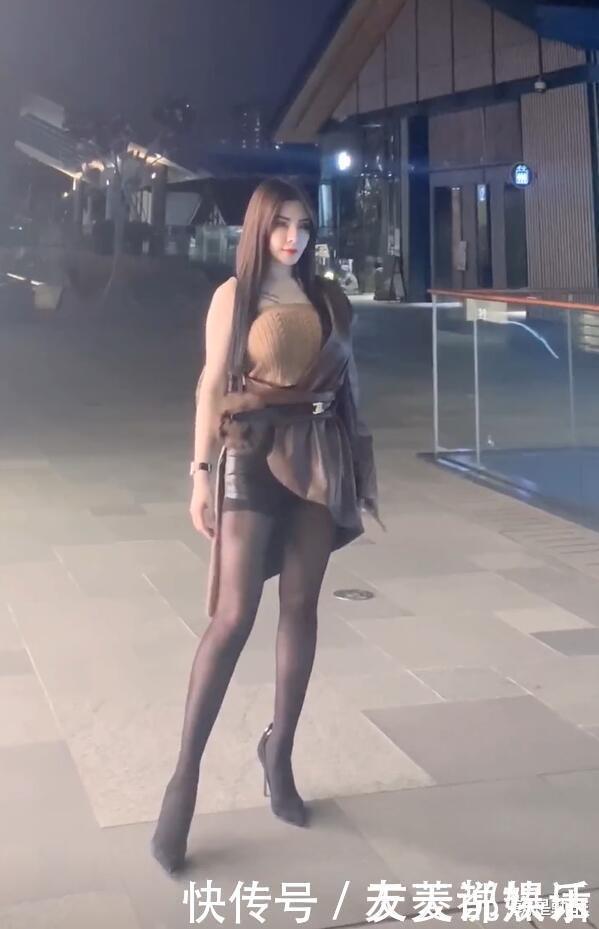 针织背心配上皮裙,美得太随意,不自信的女孩不敢这么穿