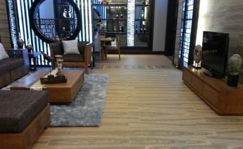 材料|家里不要铺木地板了，如今聪明人流行用它代替，既美观又耐用