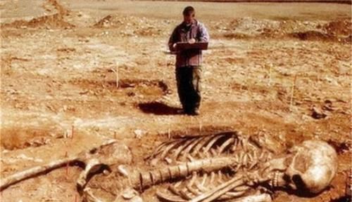 遗骸|地球上曾出现过巨人族吗？农场主发现巨大遗骸，还有6根手指！