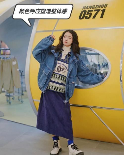 最近火了一种新搭配,叫“袜子+靴子”,显高又拉腿,时髦精必备