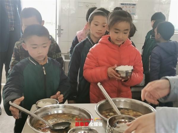 乡村小学提供“免费午餐”，3年解决近500名学生午餐问题