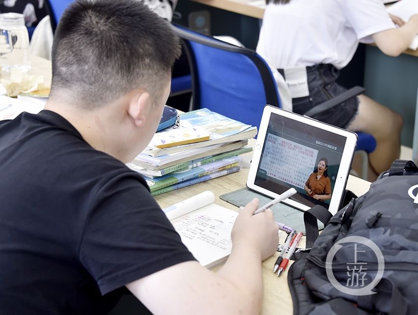 纳凉读书两不误 图书馆成学生暑期打卡新地标|高温·生活 | 暑期