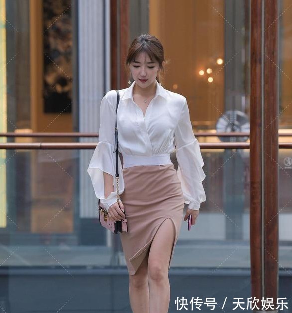 穿搭 初秋季节的职场穿搭,优雅白衬衫搭配开衩半身裙,时尚休闲有魅力!