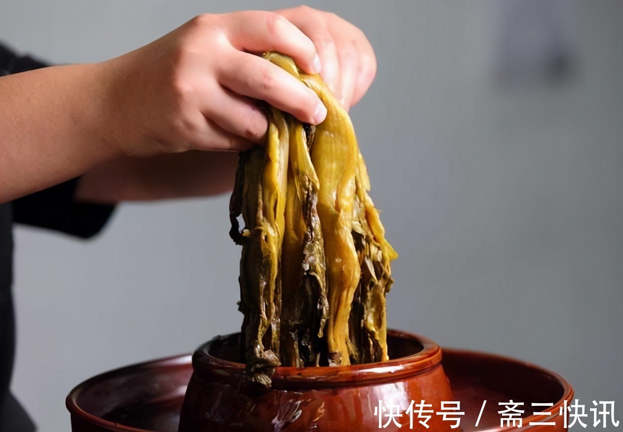 白菜|腌酸菜时，别只知道加盐，学会3个技巧，不发霉不起沫，越放越香