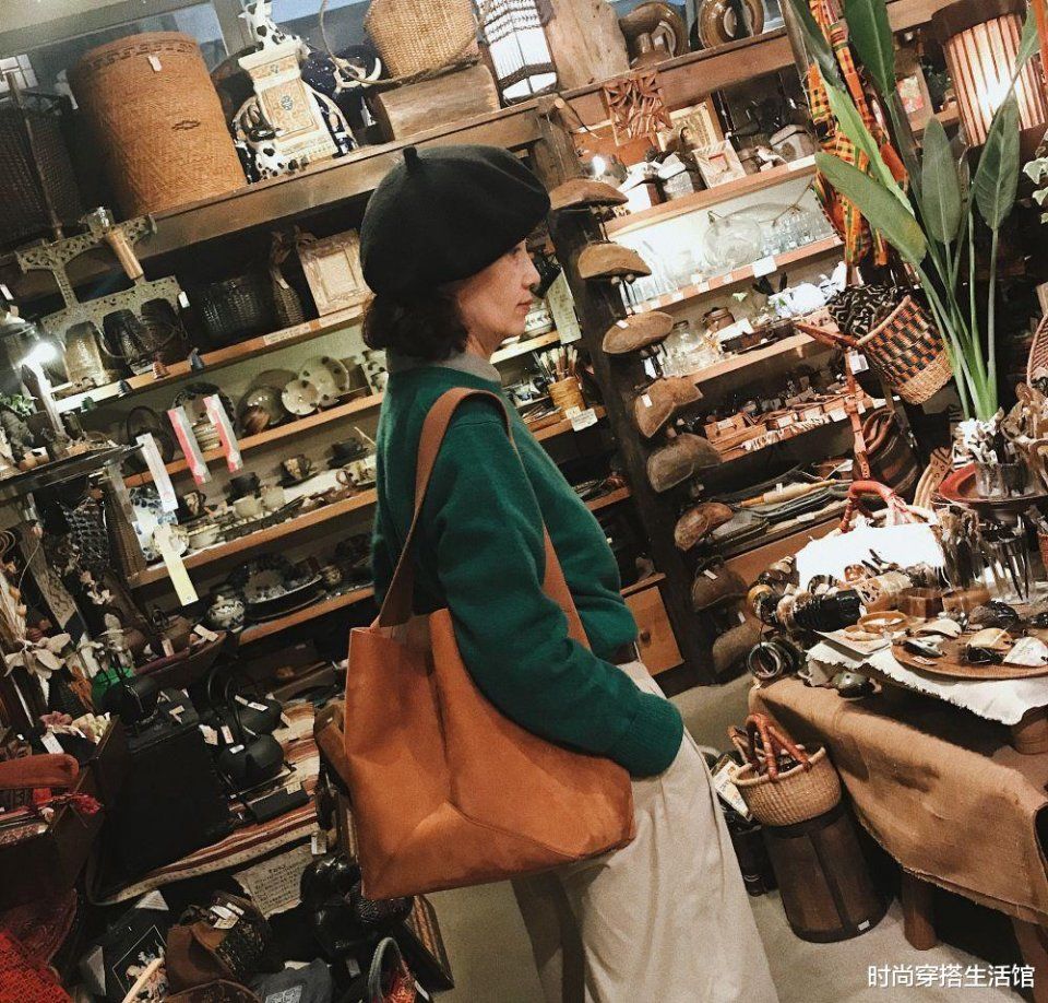 女人过了50岁，别再穿小脚裤了，今年流行这样穿，时髦减龄又气质