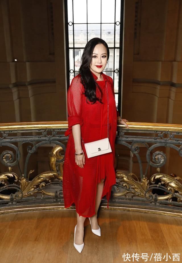 穿搭|章小蕙就算低调也满身尤物气场，穿印花裙配长卷发，妥妥的贵妇感