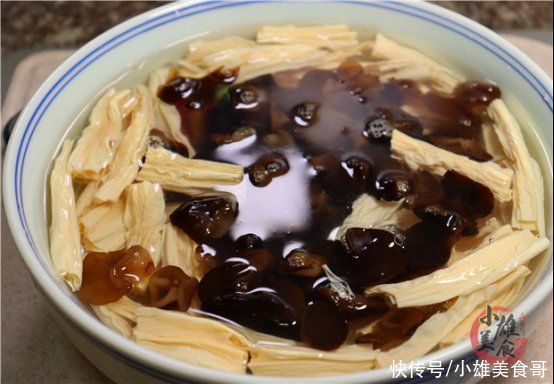 腐竹最忌直接清水泡，干货铺老板教我一招，泡的又快又软不夹生