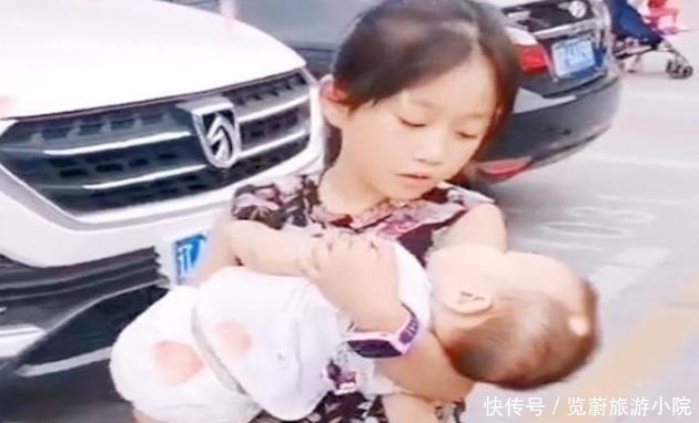 孩子|弟弟想和姐姐一起玩，坐在房门口等姐姐醒，这姐弟俩相处得太好了