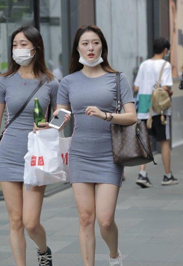 穿搭 灰色修身连衣裙姐妹花,青春靓丽,活泼可爱