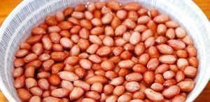 花生米不用水煮，撒点盐泡一下，比油炸得更好吃，咸香酥脆