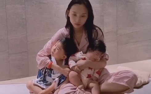 生无可恋|“生无可恋辣妈”静态带娃火了,正所谓是“人前幸福,人后辛苦”