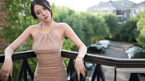 小姐姐|形似贵妇的小姐姐, 包臀裙的设计, 性感又修身