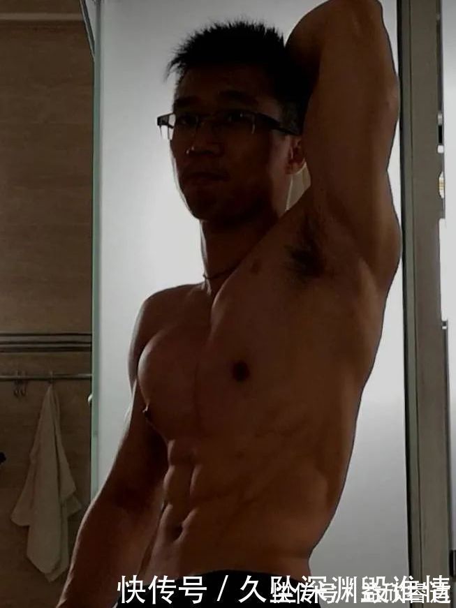 小哥|从格斗到撸铁，眼镜肌肉男大秀好身材，8块腹肌公狗腰，羡慕