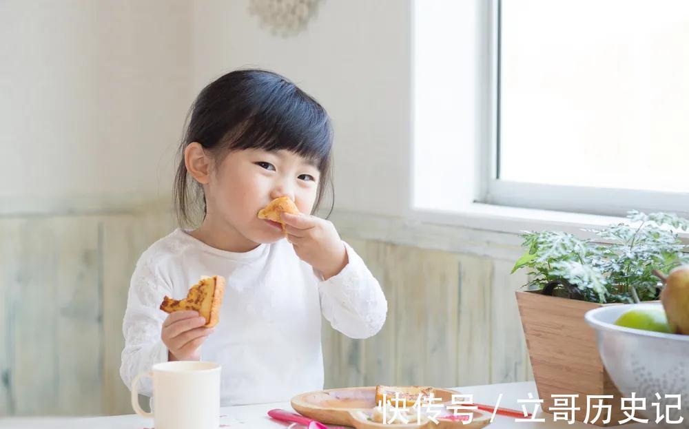 食物|每个追着喂饭的妈妈都在后悔!自主进食黄金期有多重要?