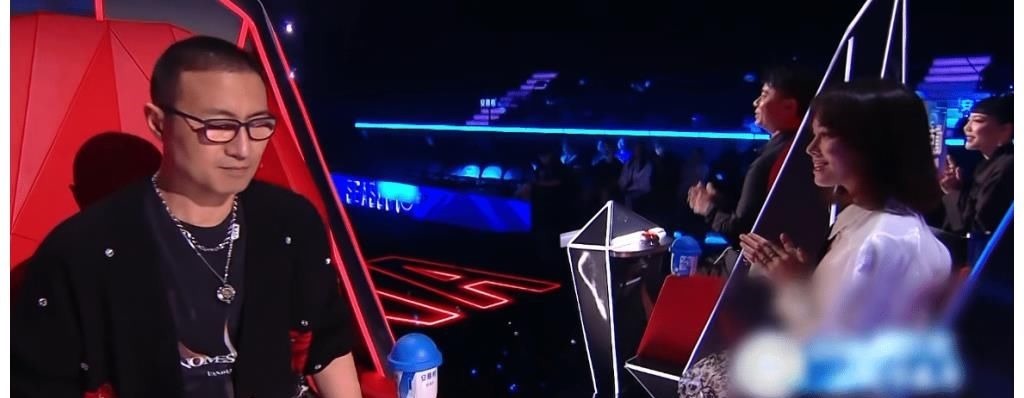 《好声音》四位助教首秀反差大,张碧晨吉克隽逸从容,黄霄雲隐身