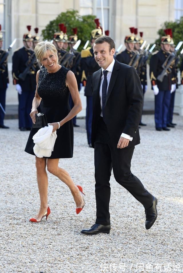 裸色|法国夫人不服老,67岁穿及地裙还配10cm高跟,马克龙宠妻全程扶着