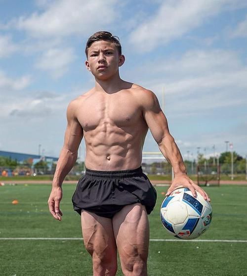 回事|他健身4年,17岁就练出了强壮肌肉,身高只有160cm,怎么回事?