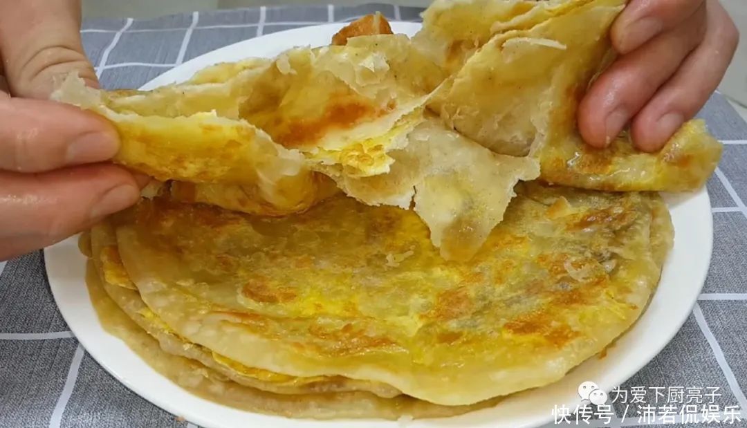 鸡蛋|烙饼这么做太香了，加3个鸡蛋，比手抓饼还香，做一次三天不起早