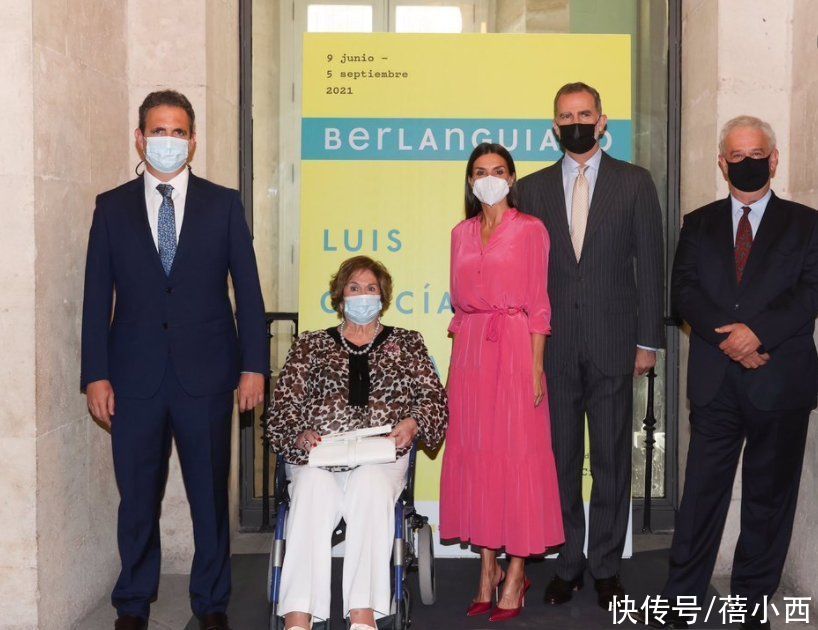 无敌|西班牙王后高级感无敌了，穿印花上衣配直筒裤好美，真给国王长脸