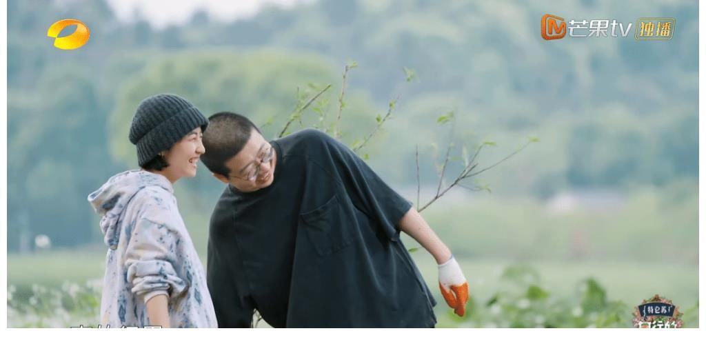 何炅 抢着做菜却不会生火，搞砸黄磊做好的菜，张艺兴被骂巨婴冤不冤？