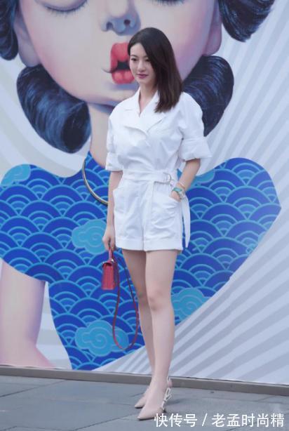 连脚裤|街拍美女:全白连体短裤,将极简进行到底,轻松穿出优雅独特品味