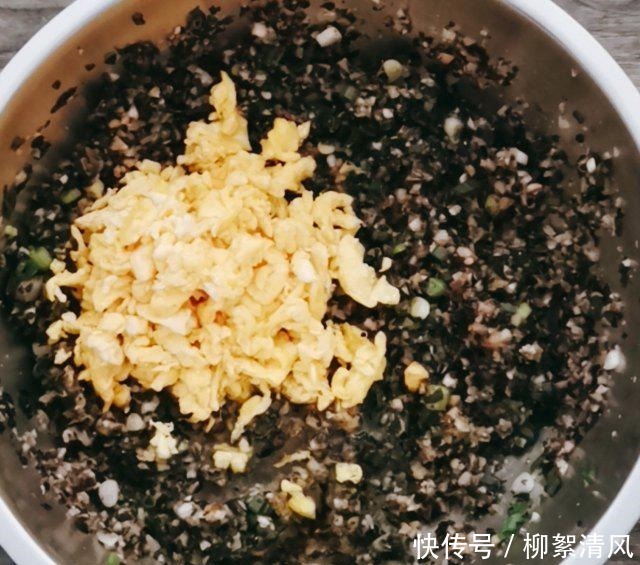 素三鲜包子,皮薄馅大,鲜香味美