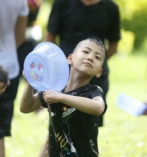 霸總|康康在《爸爸去哪兒》一出場就是“霸總”，其實他兒時也很可愛